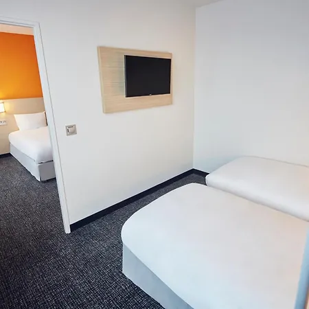 Отель Kyriad Eco - Ferrand Estaing 2*