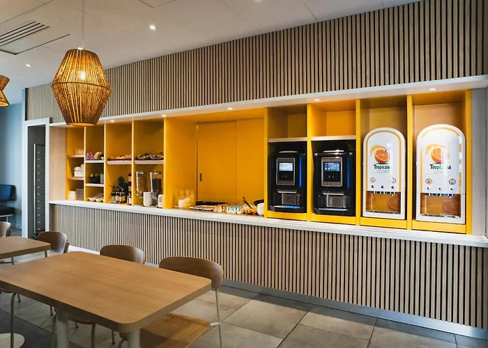 Hotel Kyriad Eco - Ferrand Estaing