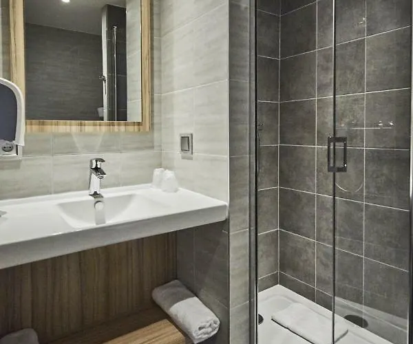 Отель Kyriad Eco - Ferrand Estaing